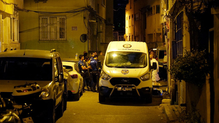 Fatih'te bir kişi otomobilde silahla infaz edildi
