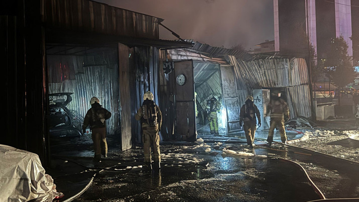 Bahçelievler'de oto sanayi sitesinde yangın çıtı 10 araç yandı