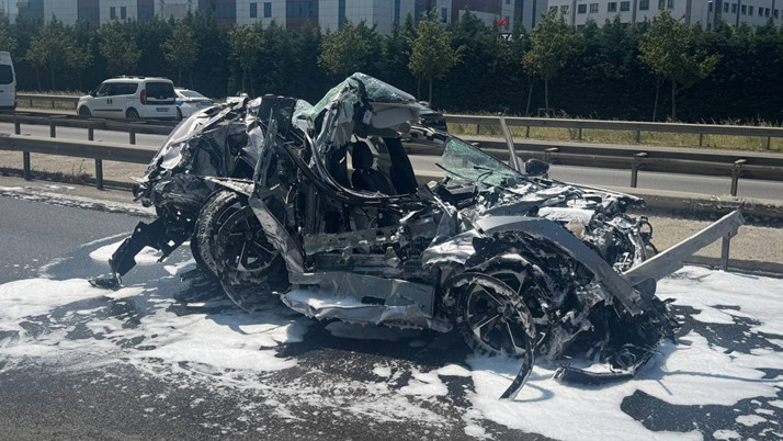 Sancaktepe'de inanılmaz kaza! Seyir halindeki tır ile hafriyat kamyonu...