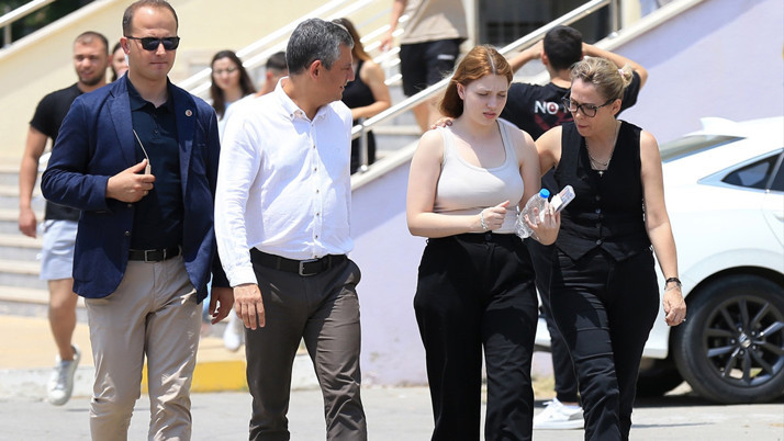 Özgür Özel, Ferdi Zeyrek’in kızı Nehir Zeyrek’i üniversite sınavına götürdü