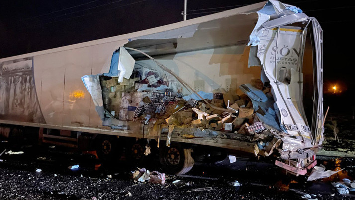 Pamukova'da yolcu otobüsü tıra arkadan çarptı: 12 yaralı