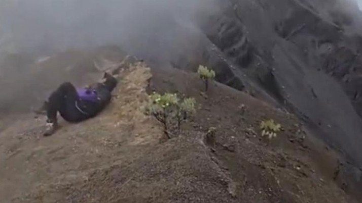 Endonezya'daki yanardağdan düşen ve 4 gün mahsur kalan dağcı ölü bulundu