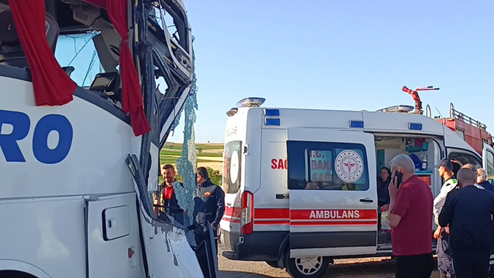 Yolcu otobüsü tıra çarptı! Feci kazada yaralılar var