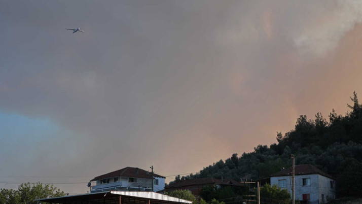 İzmir Foça'daki orman yangını devam ediyor 20 ev tahliye edildi