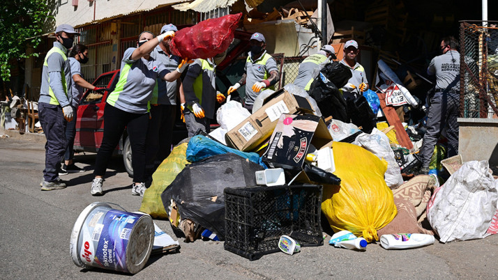 Antalya'da 6 katlı binadan 20 kamyon çöp çıktı