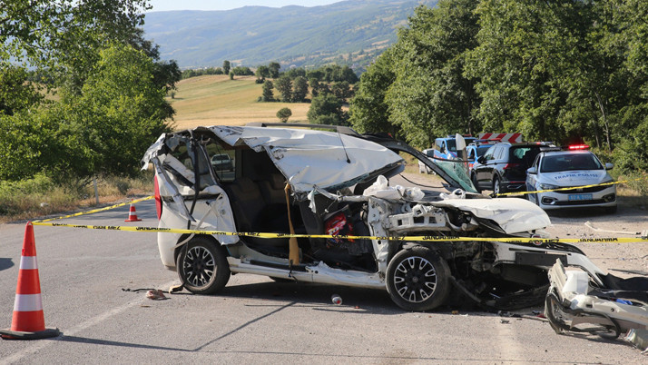 Tokat'ta park halindeki kamyona çarpan araç hurdaya döndü! Ölü ve yaralılar var