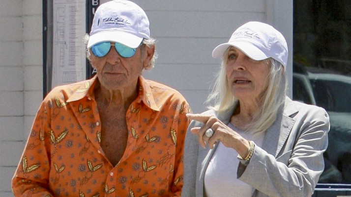 Karısının 45 yıllık arkadaşıyla sevgili oldu yakınları şaştı kaldı