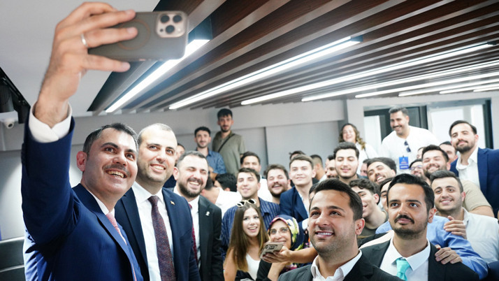 Gençlerin çay davetine Bakan Murat Kurum katıldı: "Sen bize Reis'in emanetisin"