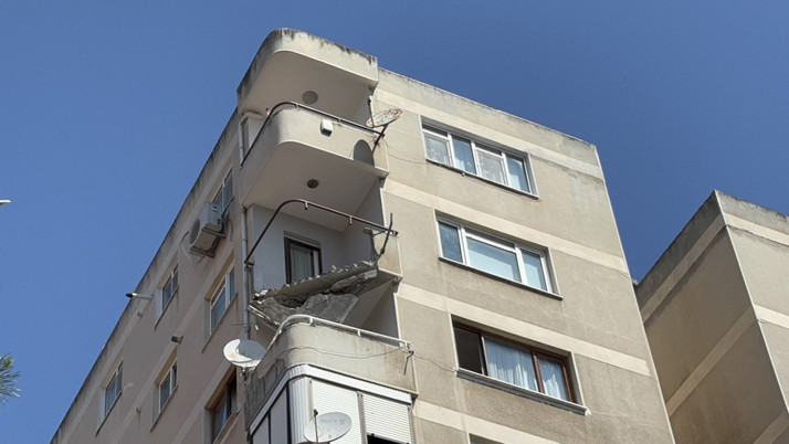 Maltepe'de bir binanın 8. katındaki balkon çöktü