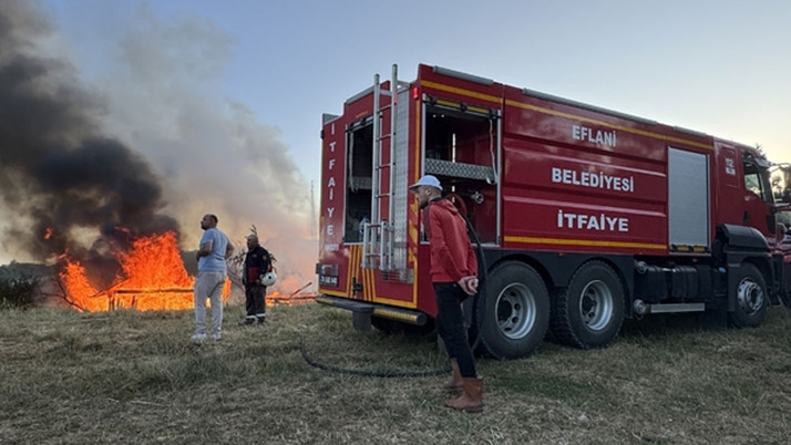 Kastamonu'da çıkan yangında 3 samanlık, garaj ve odunluk kullanılmaz hale geldi