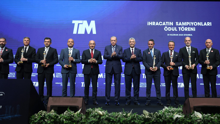 Erdoğan ödül verdi damadı Selçuk Bayraktar ve Ali Koç detayı dikkat çekti