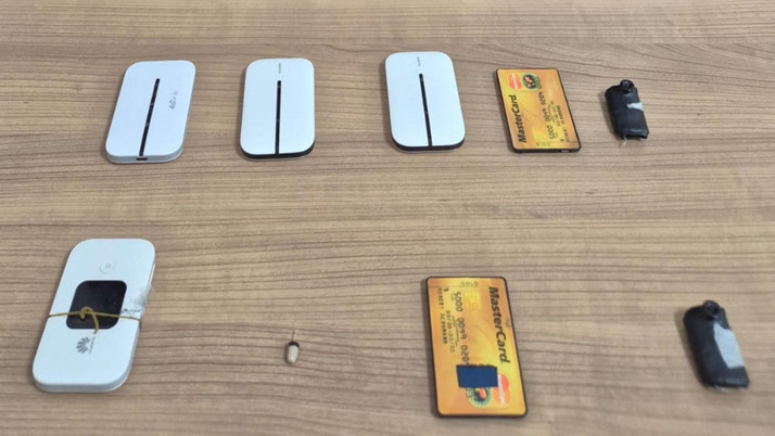 Ehliyet sınavında kopya çekeceklerdi! Kurdukları düzenek hayrete düşürdü