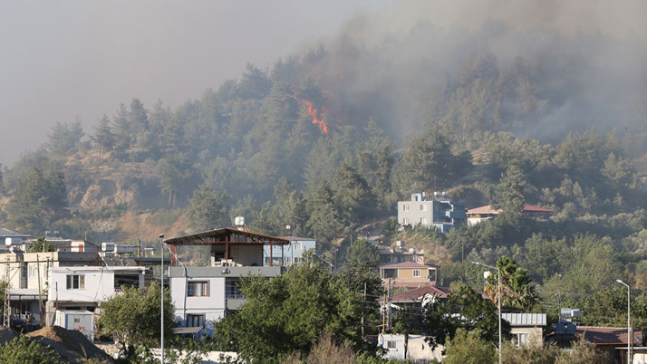Alevler rüzgarın etkisiyle ilerledi! Dün başlayan yangın sürüyor