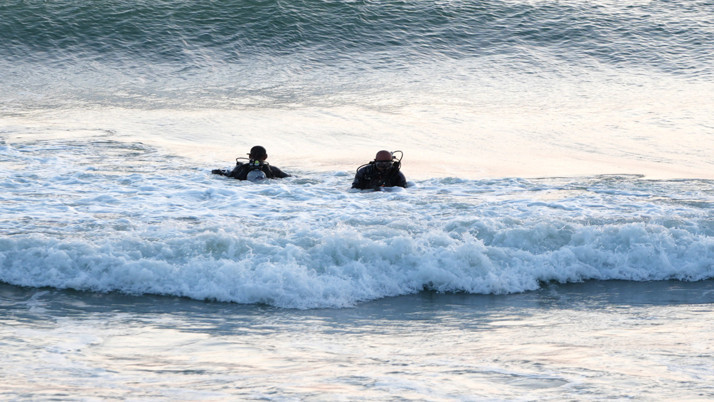 Birinin cesedi kıyıya vurdu diğerinin su yüzeyinde bulundu