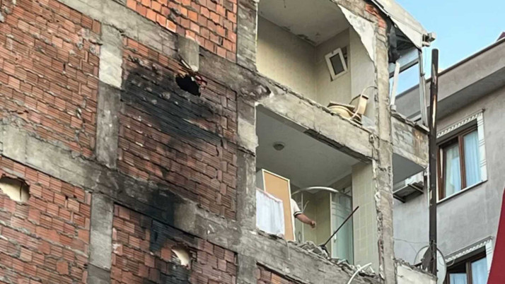 Güngören'de yıkım sırasında skandal: Yan dairelerin duvarı yok