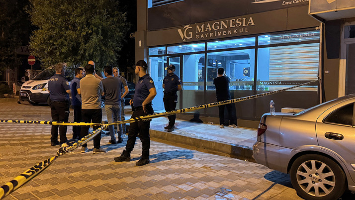 Manisa'da emlak ofisinde silahlar konuştu: 1 ölü 2'si ağır 3 yaralı