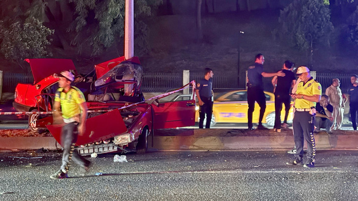 Eyupsultan'da direğe çarptı ön camdan fırladı hayatını kaybetti