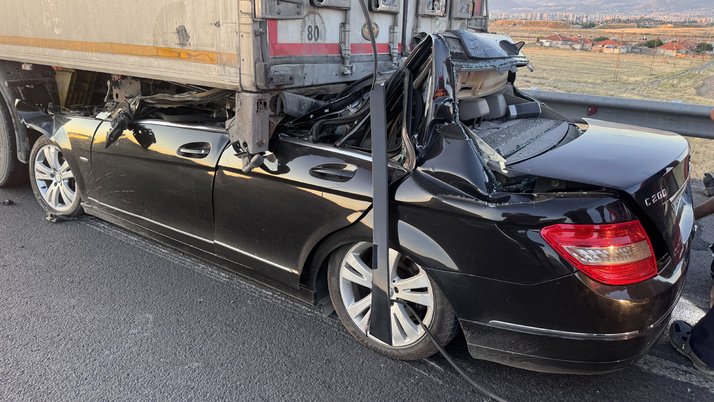 Kayseri'de korkunç kaza! Otomobil tıra çarptı, sürücü oracıkta can verdi