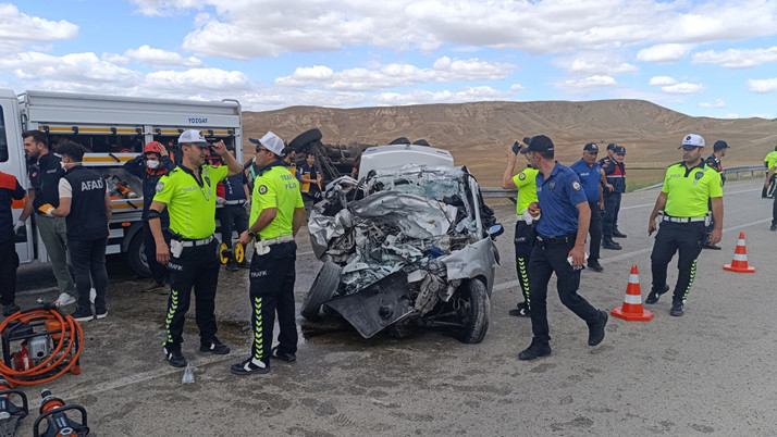 Yozgat'ta feci kaza! Otomobil ile kamyon çarpıştı, 3 kişi öldü