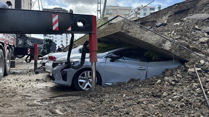 Samsun'da istinat duvarı araçların üzerine yıkıldı