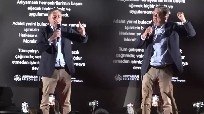 CHP Grup Başkanvekili sahnede düştü! Apar topar hastaneye kaldırıldı
