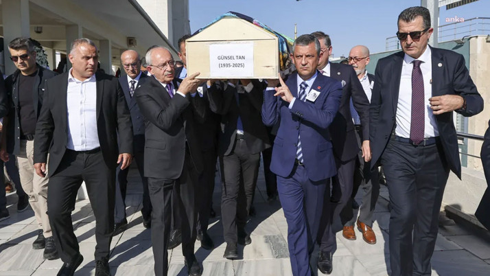 Özgür Özel ile Kemal Kılıçdaroğlu, Namık Tan'ın annesinin cenaze töreninde bir araya geldi