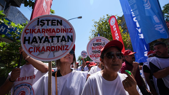 İzmir Büyükşehir Belediyesi'nin işten çıkardığı işçiler eylem başlattı