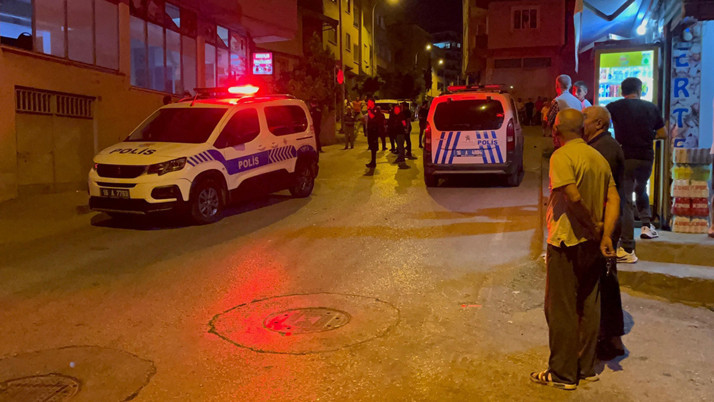 Bursa'da firari hükümlünün yakınları polisi yaraladı