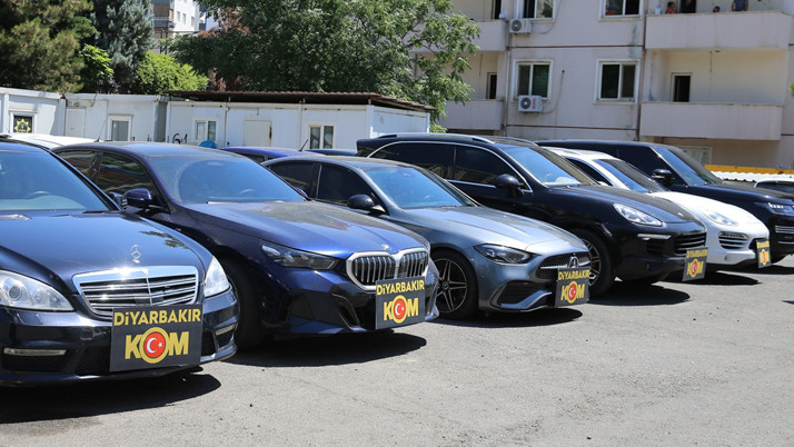 Diyarbakır merkezli operasyonda gümrük kaçağı 10 lüks araç ele geçirildi