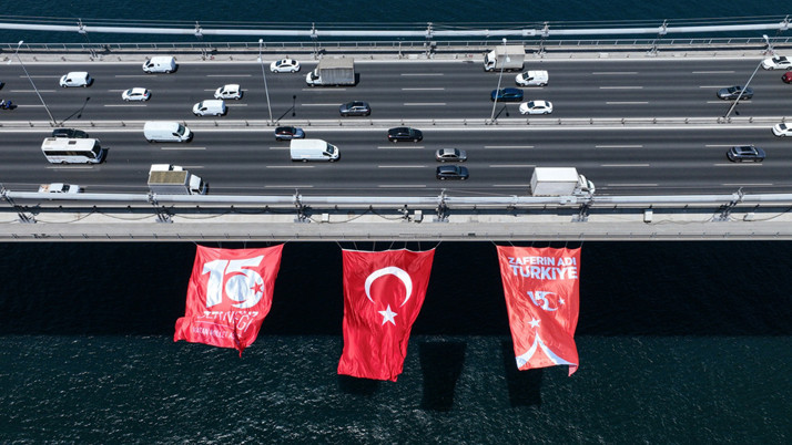 İstanbul Boğazı'ndaki köprülere Türk bayrağı asıldı