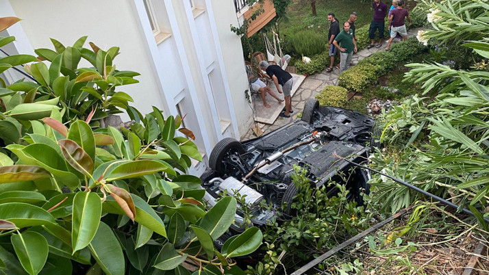Marmaris'te otomobil istinat duvarını aşıp bahçeye uçtu! Ölü ve yaralılar var