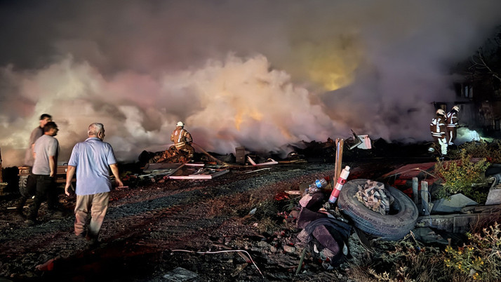 Eyüpsultan'da lastik deposunda yangın