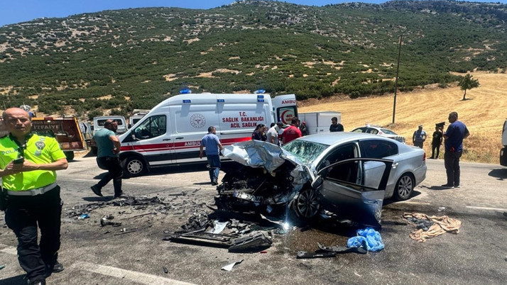 İki otomobil çarpıştı! Feci kazada ölü ve yaralılar var