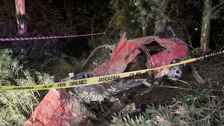 Ağaca çarpan otomobildeki 2 kişi öldü