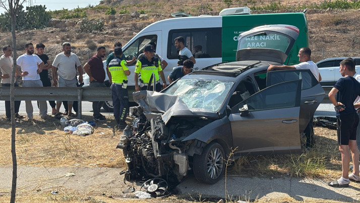 Mersin'de otomobil tıra çarptı! Ölü ve yaralılar var