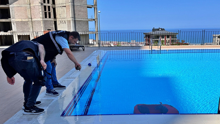 Samsun'da küçük çocuk akülü arabasıyla havuza düştü!