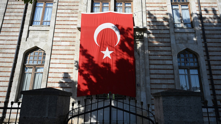 Trakya'da kamu binalarına "Terörsüz Türkiye"ye destek için Türk bayrağı asıldı