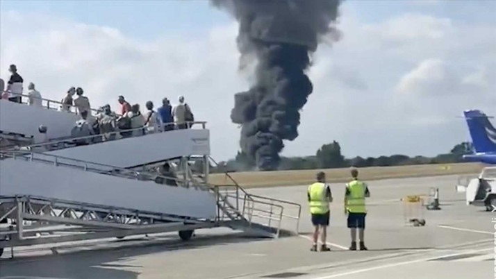 İngiltere’de uçak kazası: Kalkıştan sonra yere çakıldı