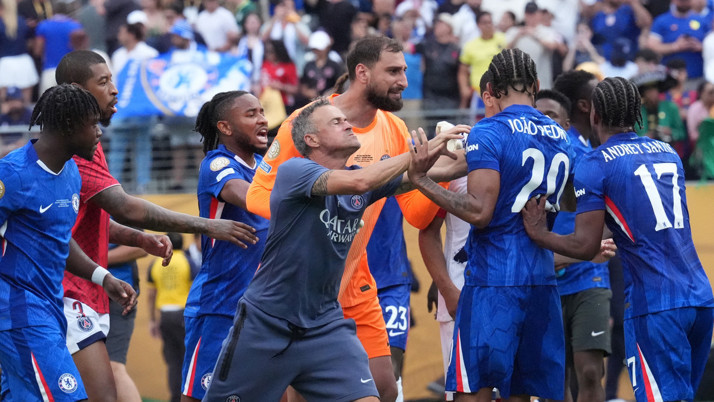 Maç bitti sahada kavga çıktı Luis Enrique Pedro'ya saldırdı
