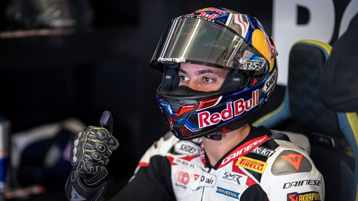 Milli motosikletçi Toprak Razgatlıoğlu, İngiltere'de 3'te 3 yaptı