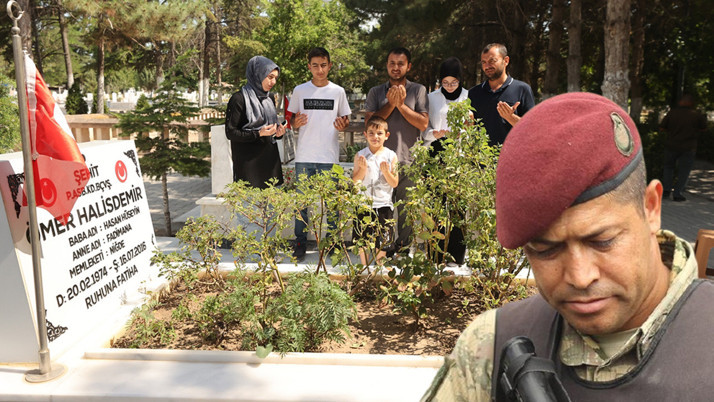 15 Temmuz kahramanı şehit Ömer Halisdemir'in kabrinde yoğunluk yaşanıyor