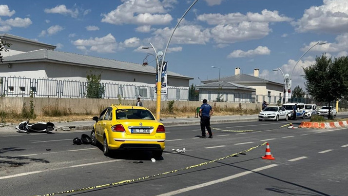 Taksi ile çarpışan motosikletteki karı koca hayatını kaybetti