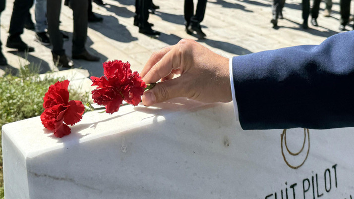 15 Temmuz şehitleri, İstanbul'da kabirleri başında anıldı