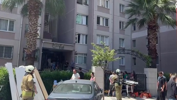 İstanbul'da panik anları! Bina tahliye edildi, içeri giren fenalaştı