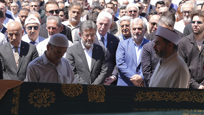 Bakan Yumaklı'nın kayınvalidesi Zarife Çayır son yolculuğuna uğurlandı