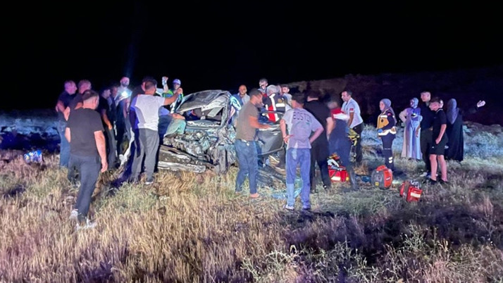 Elazığ'da otomobil şarampole devrildi: 2 ölü 3 ağır yaralı