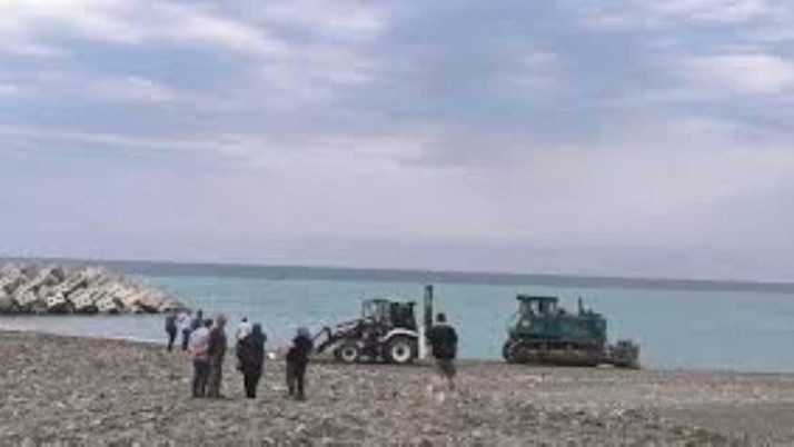 Kastamonu'da sahilde temizlik faciası: İş makinesi kadına çarptı