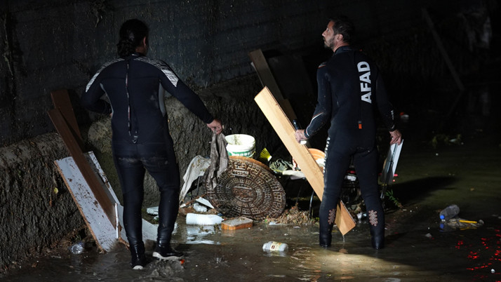 Ankara'da sağanak etkili oldu ev ve iş yerlerini su bastı, kanalizasyonlar taştı