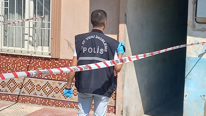 Genç kadın evinde ölü bulundu! Komşuları söyledi ekipler onun peşine düştü