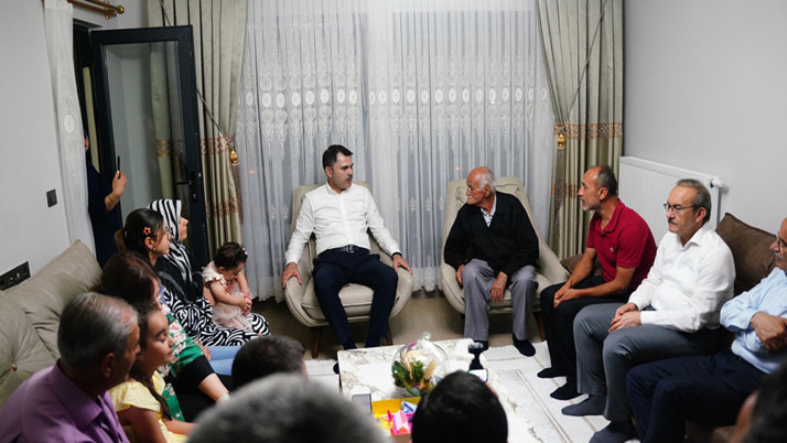 Bakan Kurum yeni evlerine kavuşan depremzede aileye misafir oldu